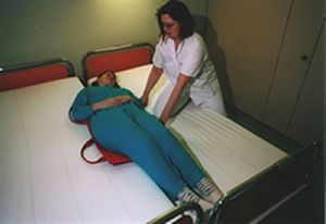 An den Haltegriffen fassen und in das neue Bett ziehen